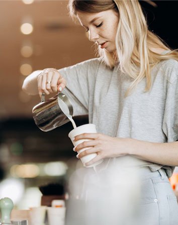 Sobre Nosotros 1 barista café con leche